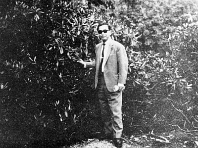 Dr. Rokujo in front of a thicket of <i>R. metternichii