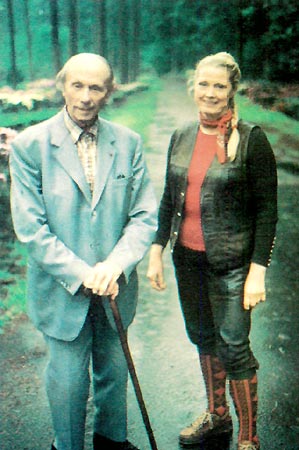 Dietrich and Elisabeth Hobbie in their
rhododendron garden at Linswege.