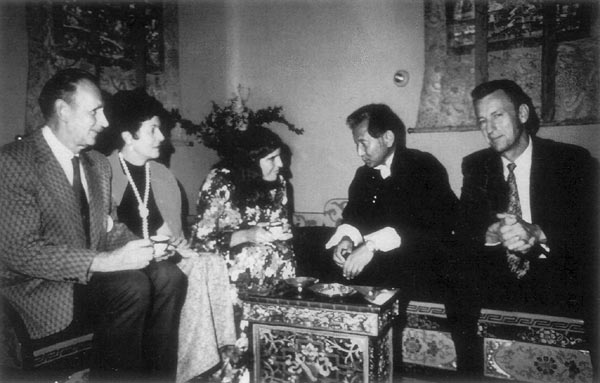 Palden Thondup Namgyal
and members of the ARS and the Rhododendron Species Foundation