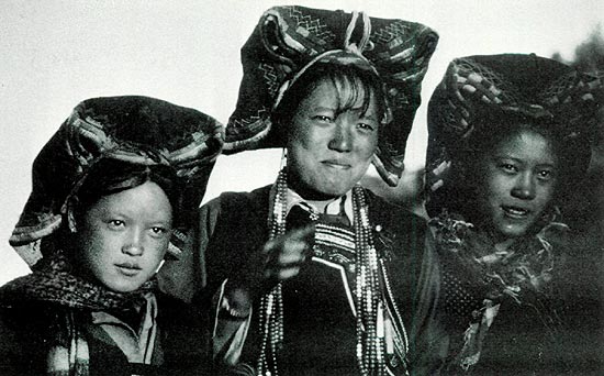 Young girls of the Yi tribe