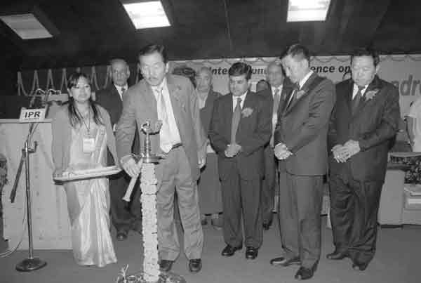 Pawan Chamling, Chief Minister of Sikkim, 
inaugurates the Conference by lighting the ceremonial lamp.